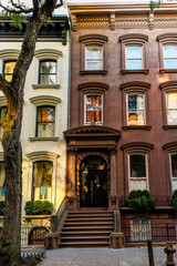 Fototapeta premium Brownstone facades & row houses at sunset in an iconic neighborhood of Brooklyn Heights in New York City