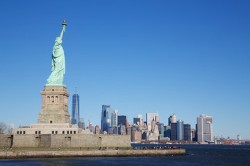 Obraz premium Statua Wolności i panoramę Manhattanu