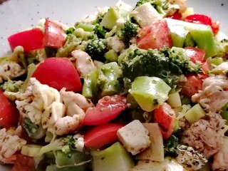 fresh salad with chicken and vegetables