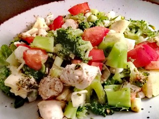 fresh salad with chicken and vegetables