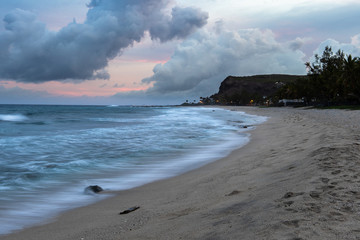 Lever du jour sur une plage de l'oc&eacute;an indien