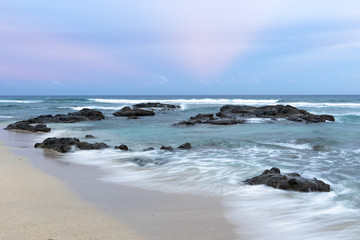 océan, vague et rocher à l'aube