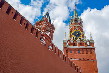 Obraz premium Moscow. Russia. Bottom view of the Kremlin. Kremlin wall. Spasskaya tower of the Kremlin with chimes and a star. Symbols of the Russian capital. architecture of Moscow. Travel to Russia.