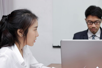 Obraz premium frustrated stressed Asian business female suffering from severe depression during meeting.