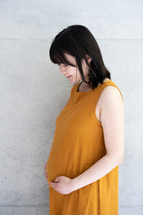 マタニティドレスを着た妊婦