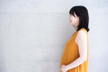 マタニティドレスを着た妊婦