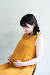 マタニティドレスを着た妊婦