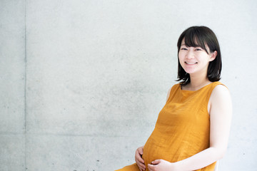 マタニティドレスを着た妊婦