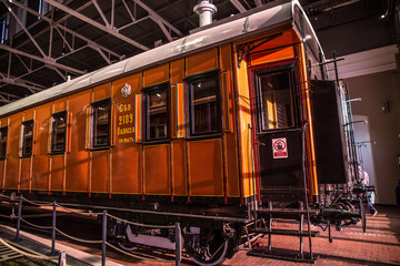 Obraz premium red wooden carriage stands on the platform of the railway station