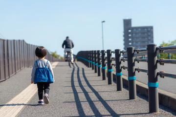 一人で歩く2歳児 後ろ姿