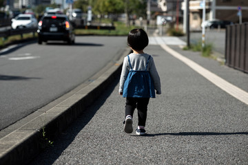 一人で歩く2歳児 後ろ姿