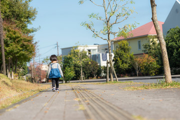 Fototapeta premium 歩道を歩く女の子 後ろ姿