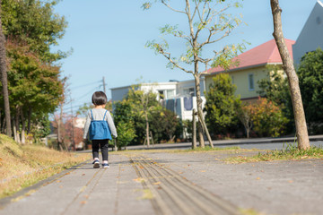 Obraz premium 歩道を歩く女の子 後ろ姿