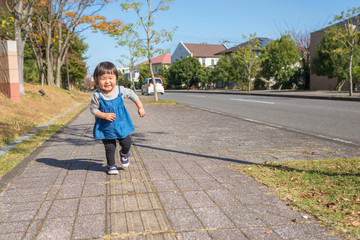 お散歩する女の子
