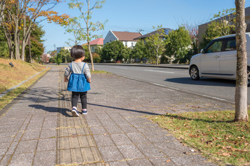 歩道を歩く女の子 後ろ姿