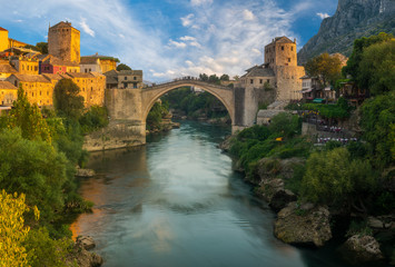 Mostar, Bosnien und Herzegowina, die alte Brücke, Stari Most, mit dem Fluss Neretva