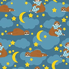 Foto op Plexiglas Luiaards Kleine slapende lippenbeer liggend en knuffel kussen op blauwe achtergrond met wolken en sterren en manen. Vector naadloos patroon met schattige handgetekende luiaards in tekenfilmstijl.