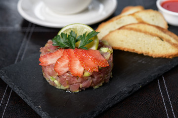 tuna tartare with strawberries