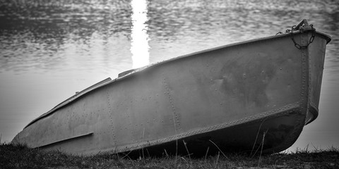 лодка, река,лодка на озере.