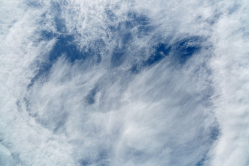Formas y textura de cielo azul con nubes blancas.