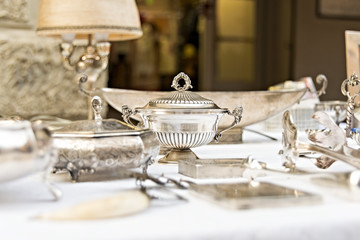 oggetti vari in primo piano da tavola in argento mercatino antiquarriato