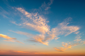 Wolken am Abendhimmel bunt