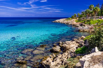Foto auf Acrylglas Zypern Türkisfarbenes Meerwasser, Steinstrand und blauer Himmel Landschaft in Fig Tree Bay, Protaras, Zypern.
