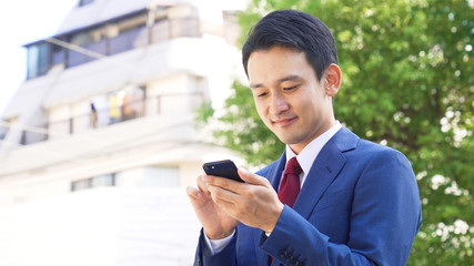 スマホを使うビジネスマン