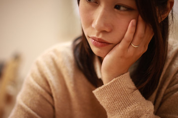 頬杖をつく女性