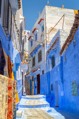 Straße in der blauen Stadt Chefchaouen in Marokko © Delphotostock