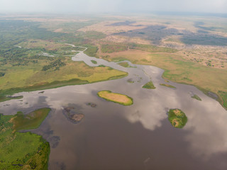 Luftaufnahme eines Sees mit Fluss und Savannen-, Weide- und Waldbereichen im brasilianischen...