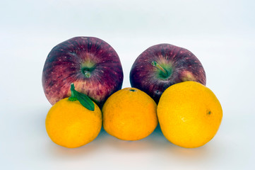 apples and tangerines on the table