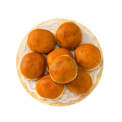 Krapfen alla crema sul tagliere, vista dall'alto