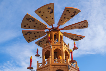 Eine Weihnachtspyramide auf einem Weihnahctsmarkt