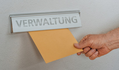 Briefeinwurf mit der Beschriftung Verwaltung