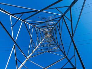 Torres electricas; estructuras de ingeniería que se utilizan para soportar los cables de cobre que transportan la electricidad.