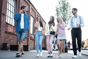 Obraz na płótnie Canvas Group of happy young friends having fun on city street