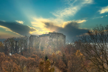 Altes Schloss mit Dramatischen Himmel,auf einem Hügel