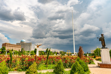 Fototapeta na wymiar Dushanbe Flag Pole Park 10