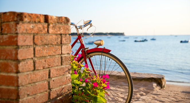 Vieux v&eacute;lo rouge en bord de mer, vacances sur l&icirc;le de Noirmoutier. France