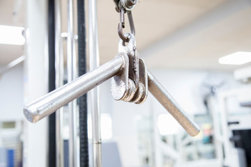 Closed pulley grip to work triceps training.