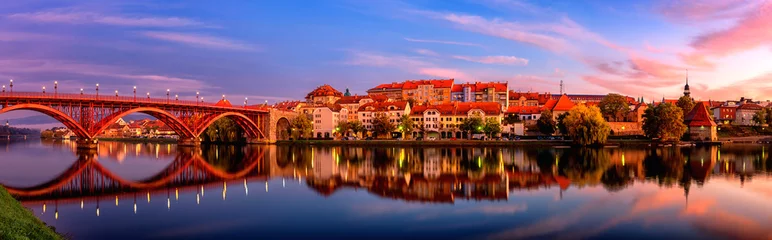 Foto auf Acrylglas Stari Most Erstaunliche Aussicht auf die Altstadt von Maribor, Hauptbrücke (Stari Most) auf der Drau vor Sonnenaufgang, Slowenien. Szenisches Stadtbild mit Himmel und Reflexion, Reisehintergrund für Tapeten oder Reiseführer