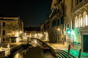 Obraz na płótnie Canvas Clear sky over a beautiful canal in Venice at night