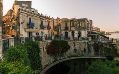 Obraz premium The Arethusa's fountain in the historic city center on the island of Ortygia in Syracuse at sunrise, Sicily, Italy