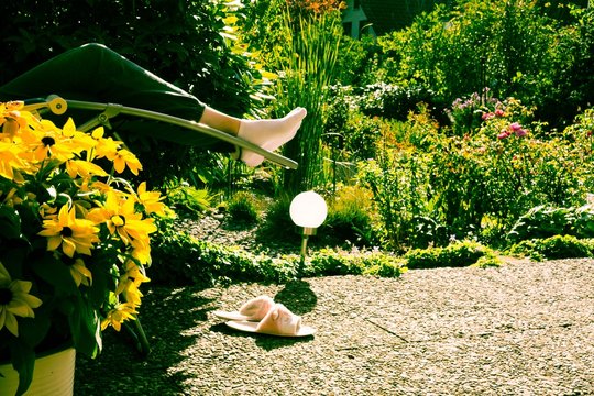 im sonnigen Garten relaxen