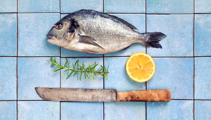 frischer Fisch mit Zitrone