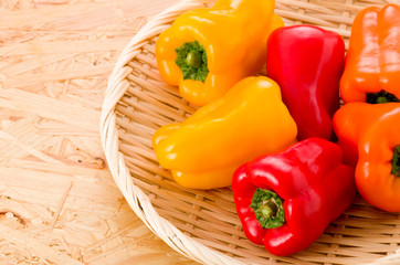 三色のカラーピーマン