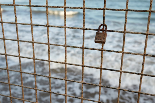 gate lock as a symbol of love