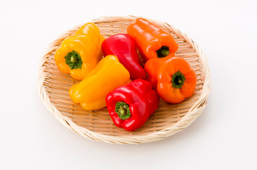 三色のカラーピーマン