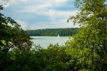 Żaglówka nad jeziorem Słupinko wdzydze kaszuby - obrazy, fototapety, plakaty